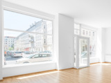 Ljus, tom butikslokal i markplan