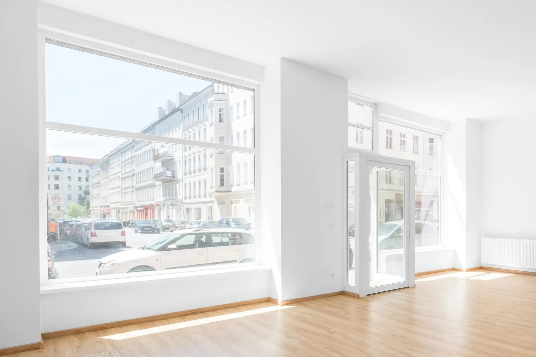 Ljus, tom butikslokal i markplan