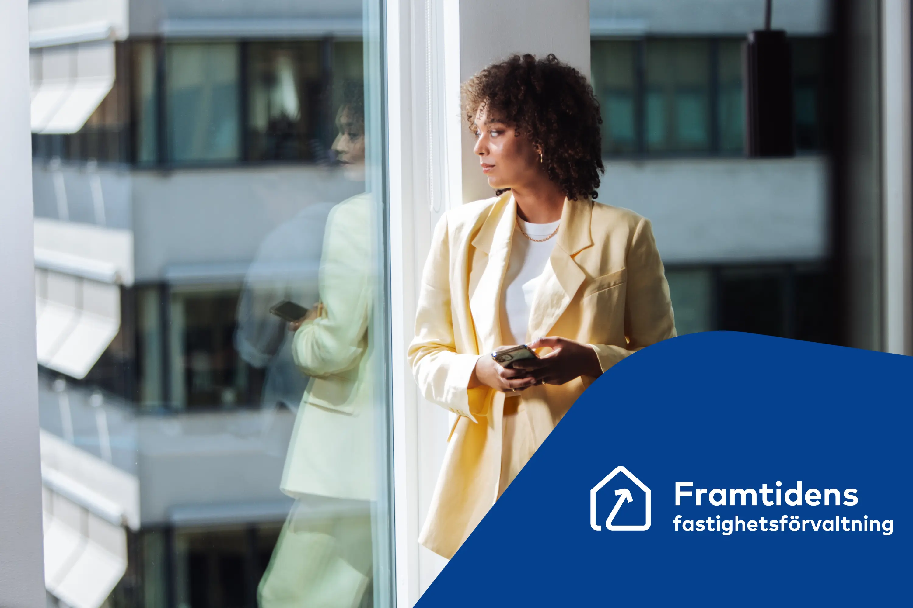 Modern ung kvinna i kavaj står vid ett kontorsfönster och tittar ut. Framtidsikon.