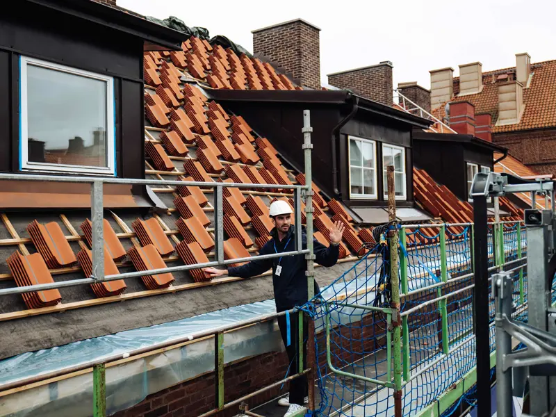 pågående takrenovering med en projektledare från sbc
