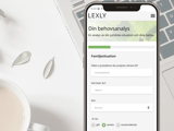 Skrivbord med bärbar dator, kaffekopp och mobil