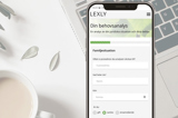 Skrivbord med bärbar dator, kaffekopp och mobil