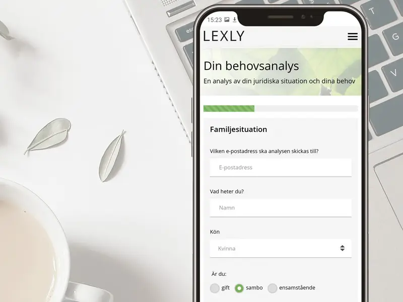Skrivbord med bärbar dator, kaffekopp och mobil