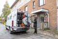 Bil med Swoosh logotyp utan för en bostadsrättsförening.
