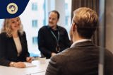 SBCs jurister diskuterar vid ett bord