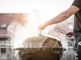 Rykande grill på balkong i bostadsrättsförening