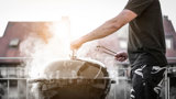 Rykande grill på balkong i bostadsrättsförening