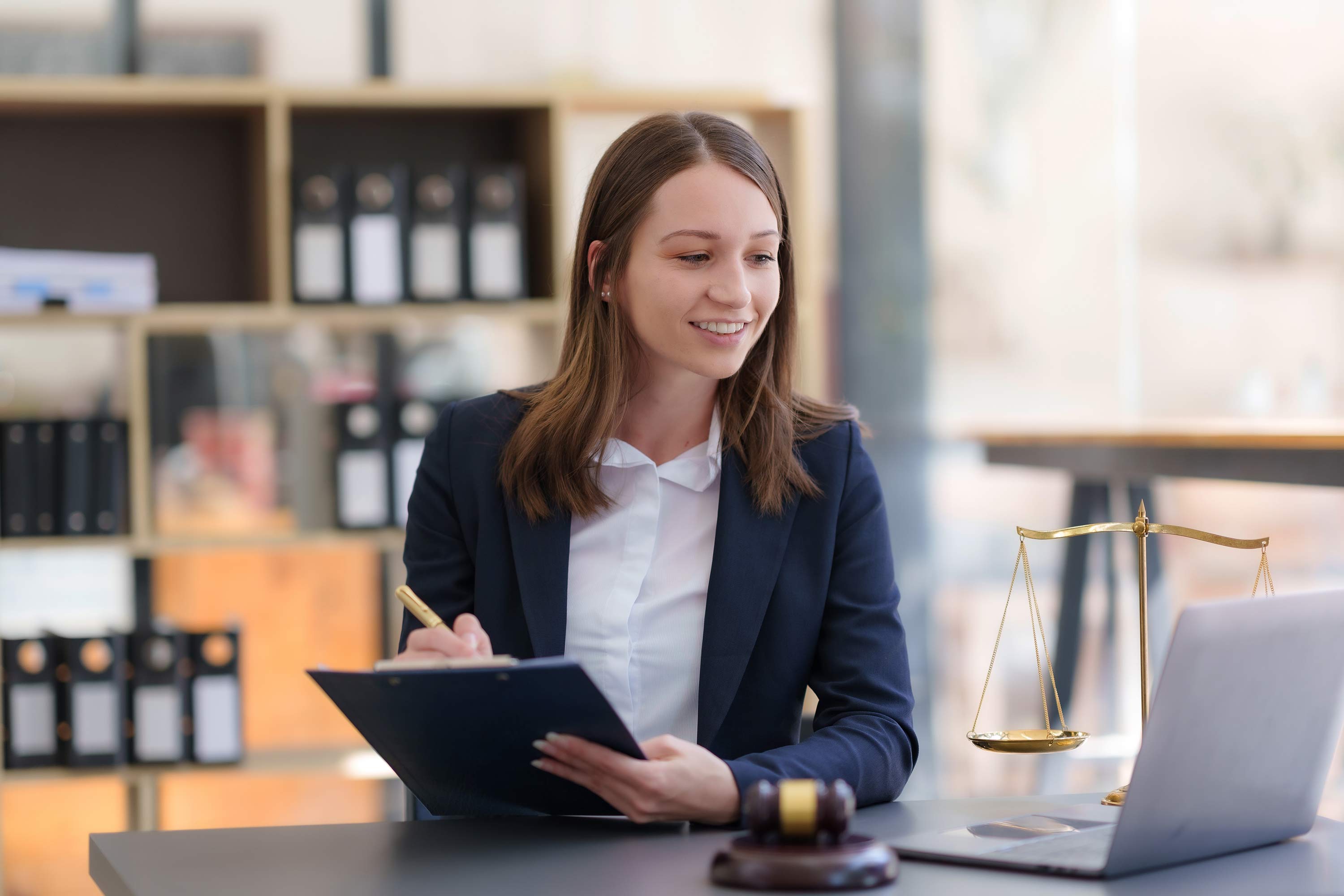 Kvinnlig jurist ger digital rådgivning via laptop