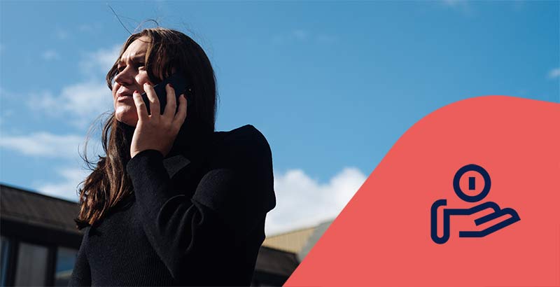 Ekonomisk förvaltare Josefin pratar i telefon utomhus. Ekonomiikon.