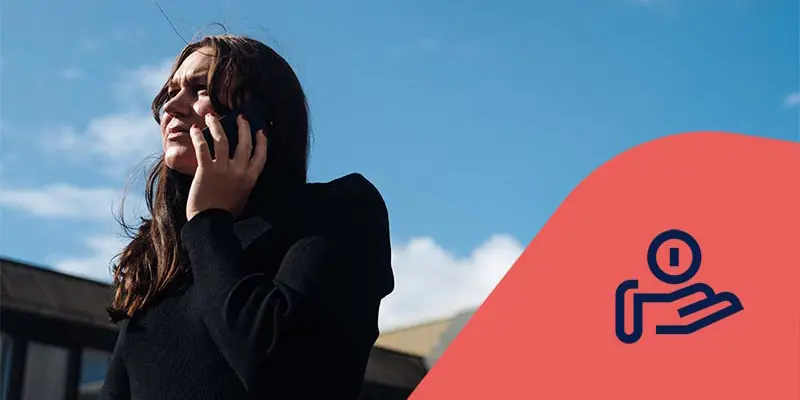 Ekonomisk förvaltare Josefin pratar i telefon utomhus. Ekonomiikon.