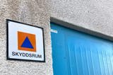 Skylt på fasad med texten skyddsrum