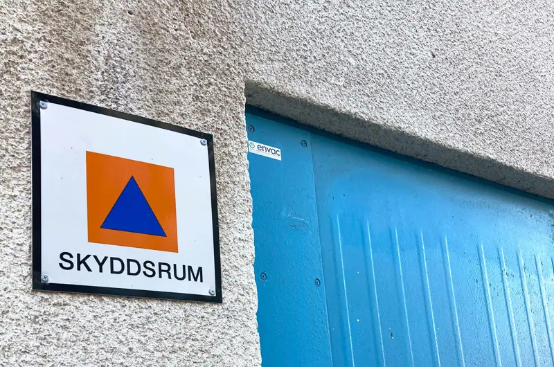 Skylt på fasad med texten skyddsrum