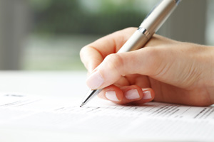 Hand skriver med en bläckpenna
