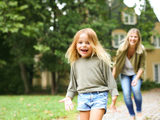 Mamma och dotter leker på innergård i brf