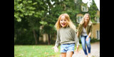 Mamma och dotter leker på innergård i brf