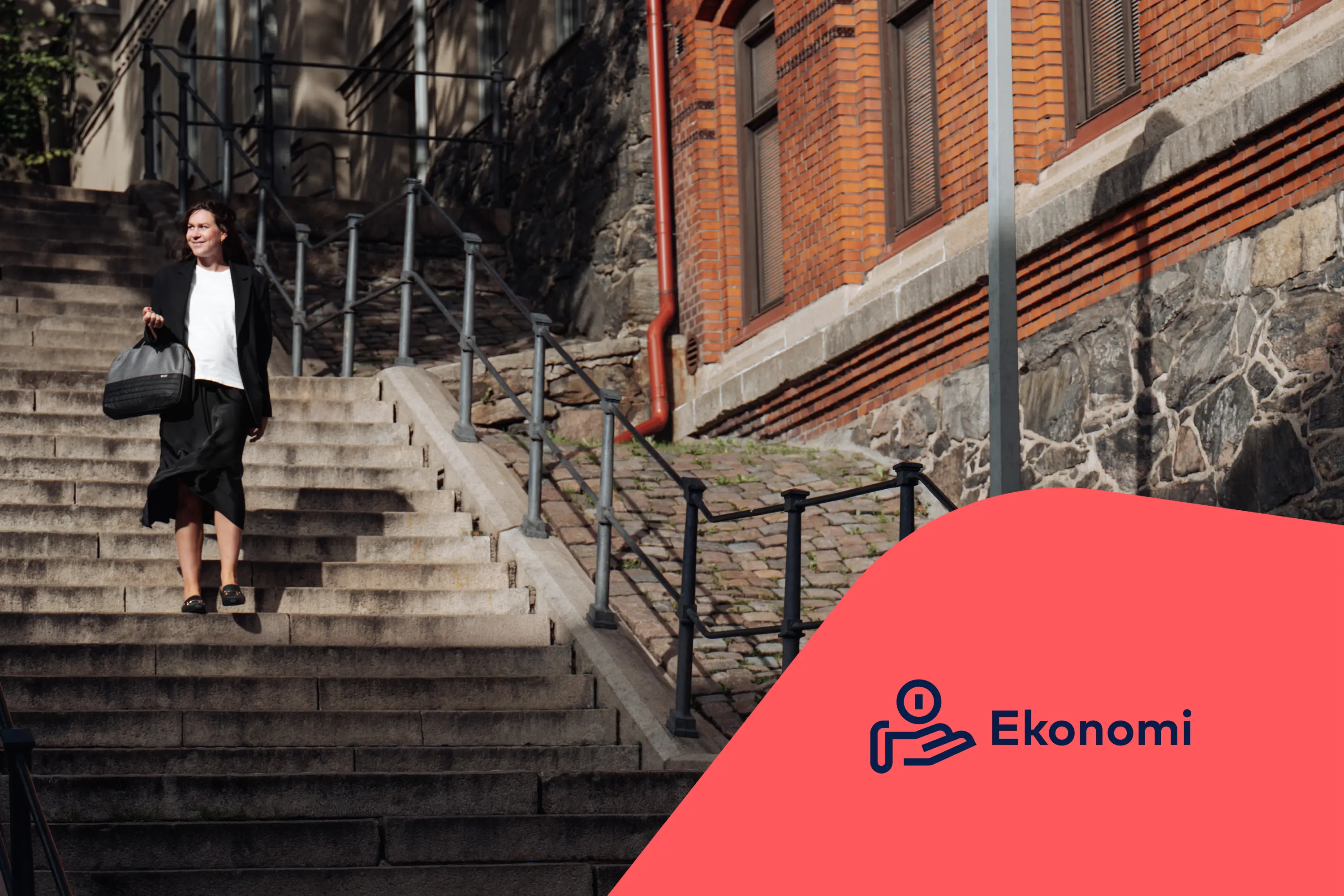SBCs ekonomiska förvaltare Josefine går nerför en stentrappa. Ikon för ekonomi.