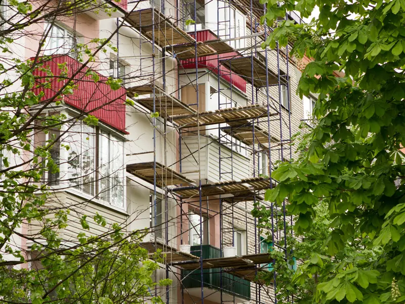 fastighet med byggställningar mot fasaden