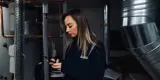 Teknisk förvaltare från SBC gör anteckningar i mobilen