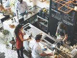 Kafé där barista serverar kaffe till gäster