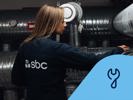 SBCs tekniska förvaltare Karolina arbetar i en brf. Tekniskförvaltningsikon.