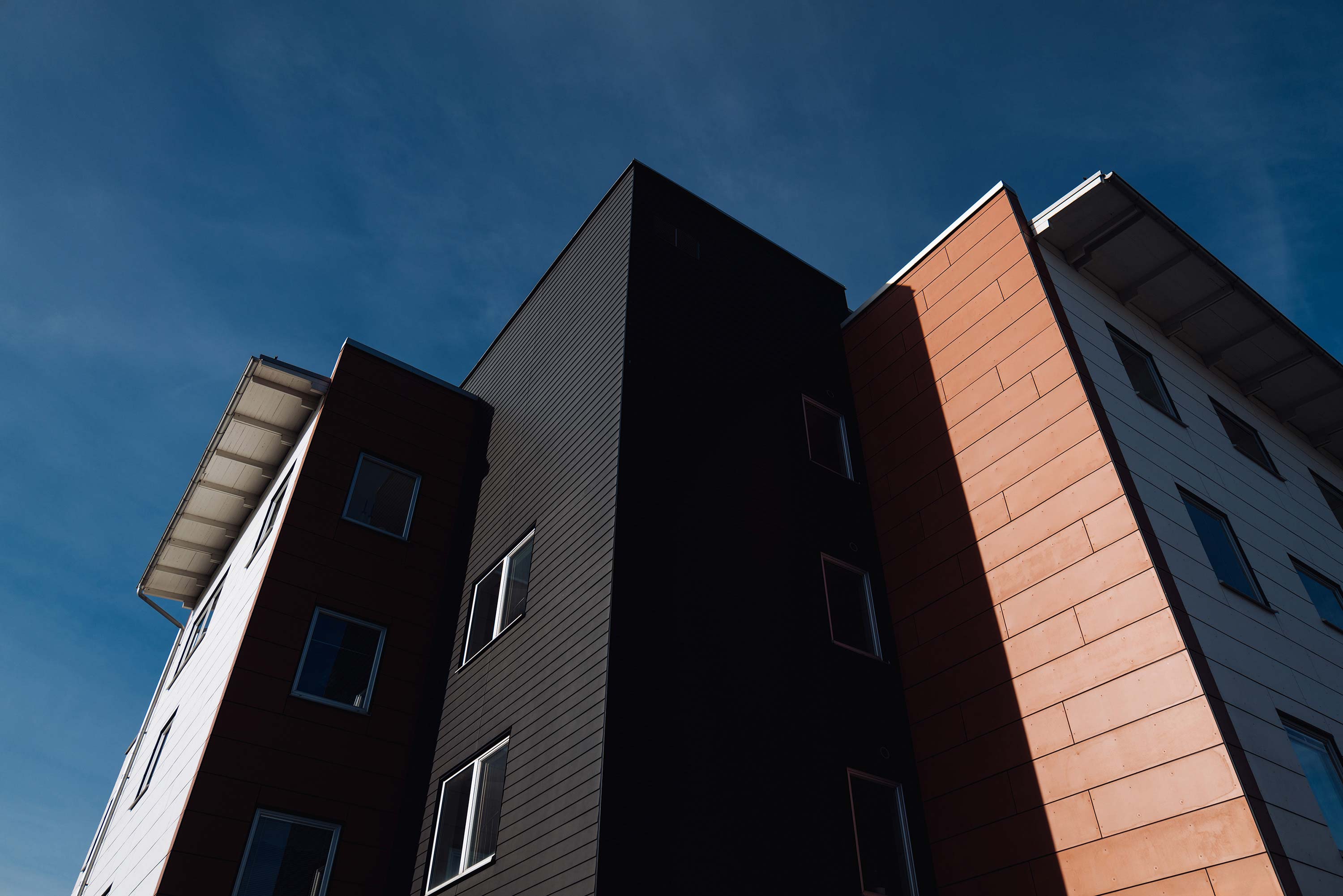BRF fasad mot blå himmel