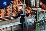 SBCs projektledare byggleder en takomläggning på en fastighet