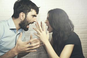 Kvinna och man som bråkar högljutt