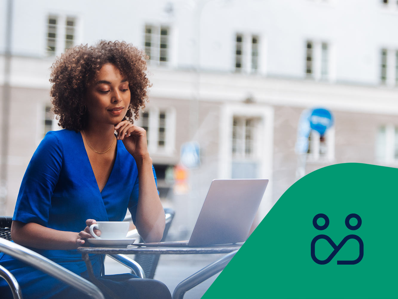 Kvinna sitter på en uteservering med en kopp och dator framför sig med en fastighet i bakgrunden. Styrelseikon.