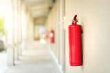 Brandsläckare i trapphuset i en fastighet